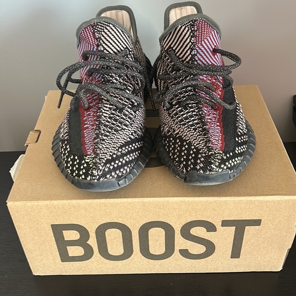 Yeezy Boost 350 V2 “Yecheil” - Picture 2 of 6